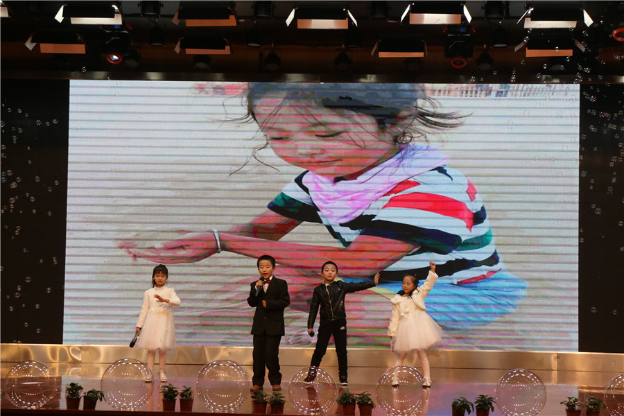 08少年不知愁滋味 ,唯有歌声与欢乐:歌曲联唱《歌声与欢笑》.jpg